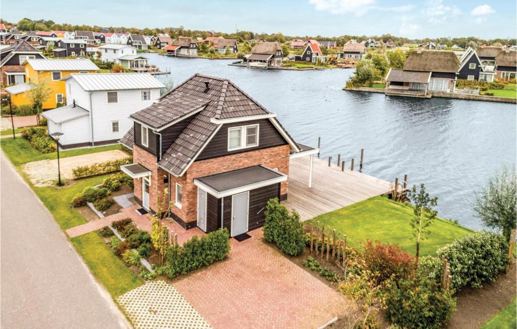 una vista aérea de una casa junto a un río en Rietburg 5P, en Giethoorn