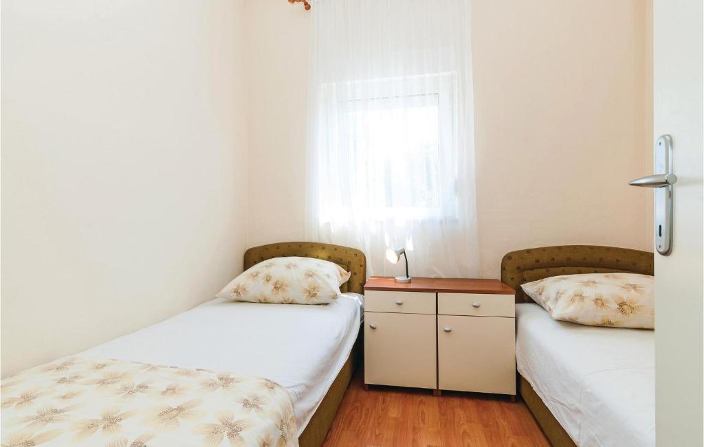 Postel nebo postele na pokoji v ubytování Three-Bedroom Apartment In Posedarje