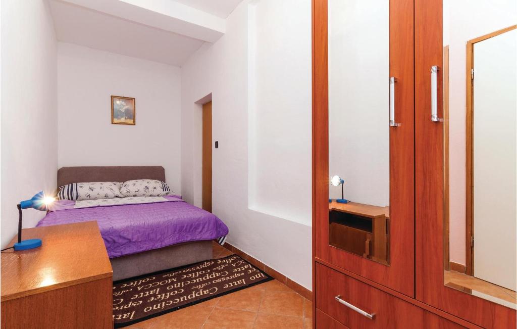 Postel nebo postele na pokoji v ubytování Three-Bedroom Apartment In Posedarje