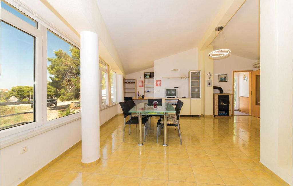 Kuchyň nebo kuchyňský kout v ubytování 2 Bedroom Stunning Home In Povljana