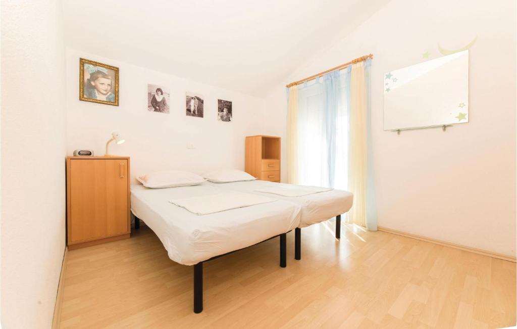 Postel nebo postele na pokoji v ubytování 2 Bedroom Stunning Home In Povljana
