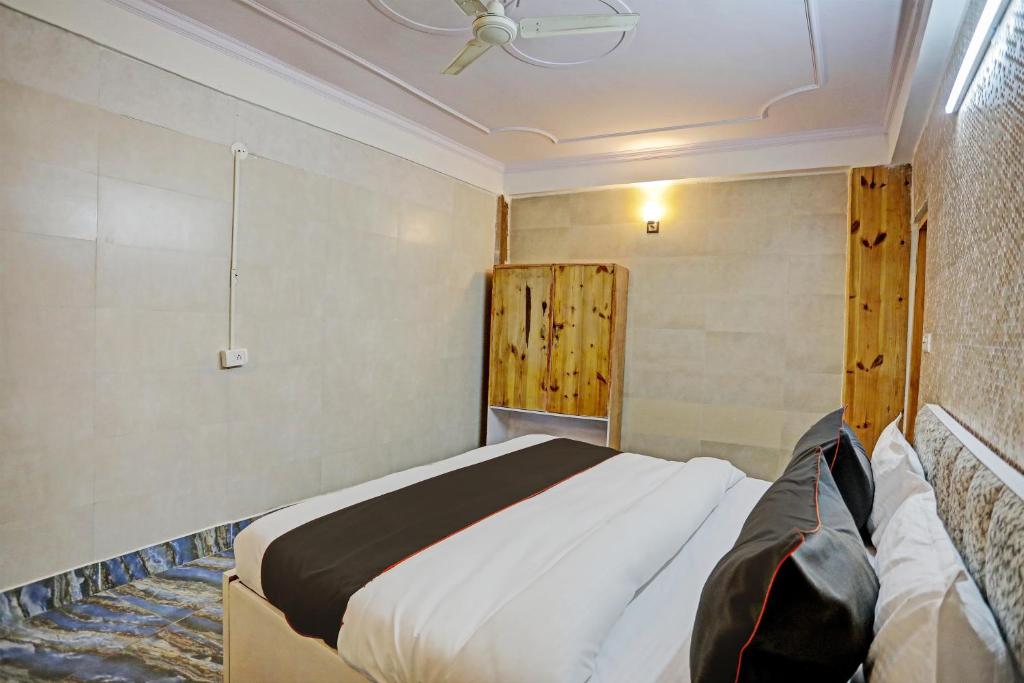 Postel nebo postele na pokoji v ubytování Super Umen Hotel Nearest Sector 66 Noida