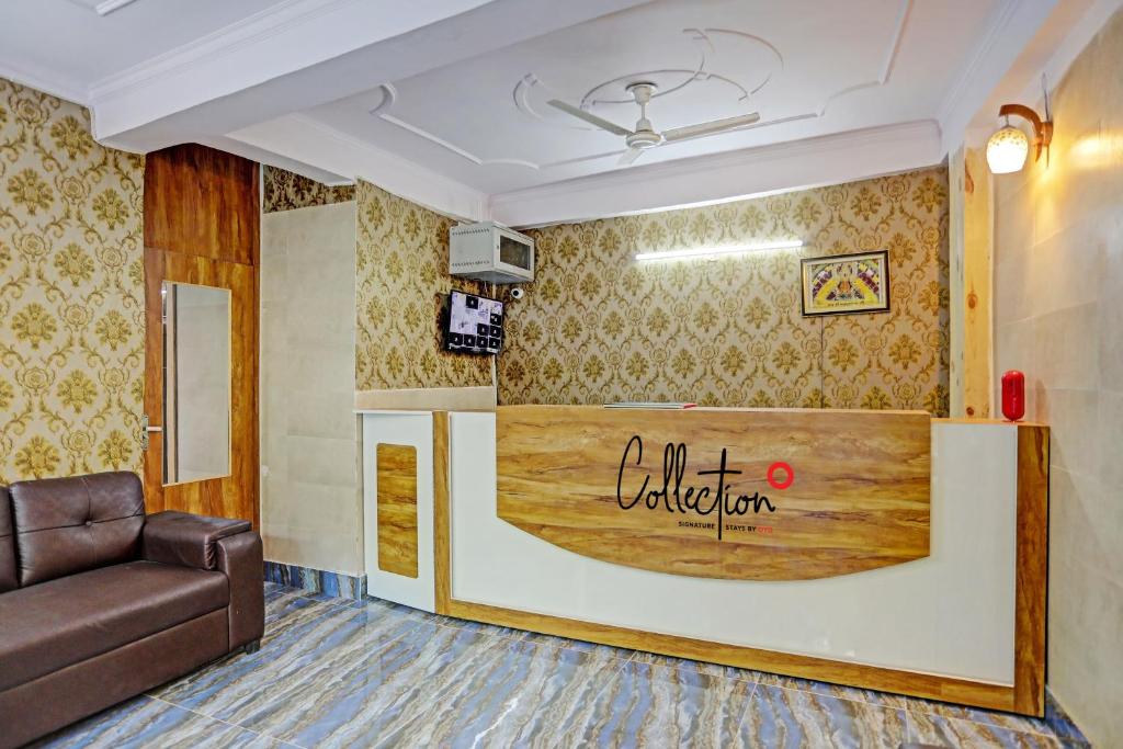 TV a/nebo společenská místnost v ubytování Super Umen Hotel Nearest Sector 66 Noida