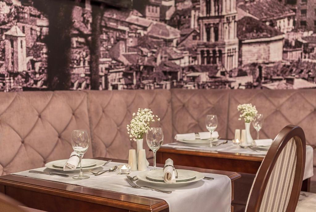 Reštaurácia alebo iné gastronomické zariadenie v ubytovaní Splendida Palace