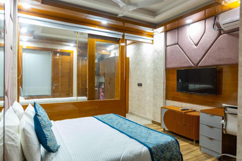 A bed or beds in a room at Platinum Service Apartment DLF Phase 3 Cyber City