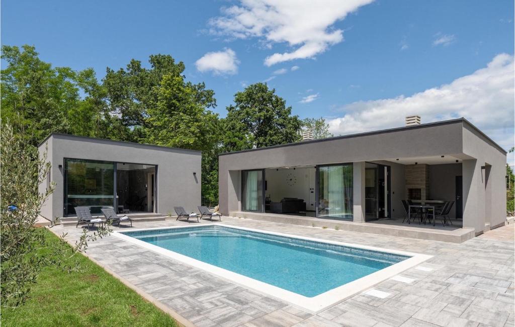 une piscine dans l'arrière-cour d'une maison dans l'établissement Villa Alison, à Ružići