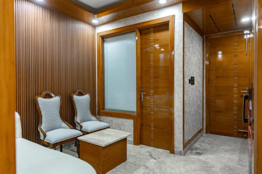A seating area at Platinum Service Apartment DLF Phase 3 Cyber City