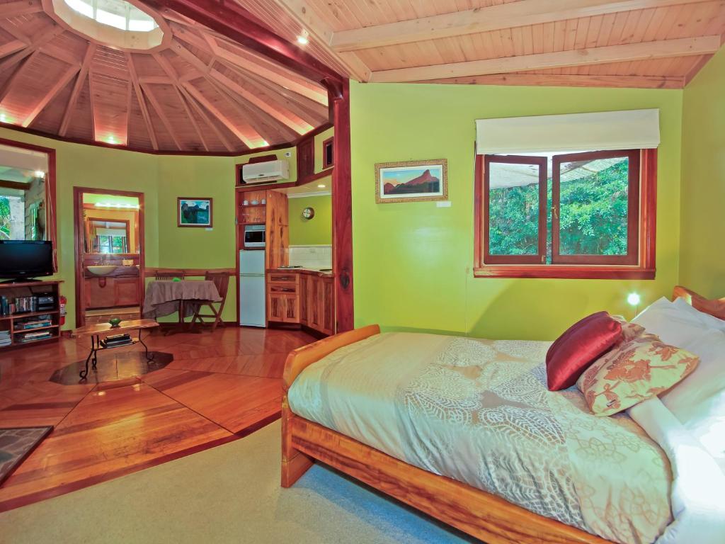 TV a/nebo společenská místnost v ubytování Wollumbin Palms Rainforest Retreat