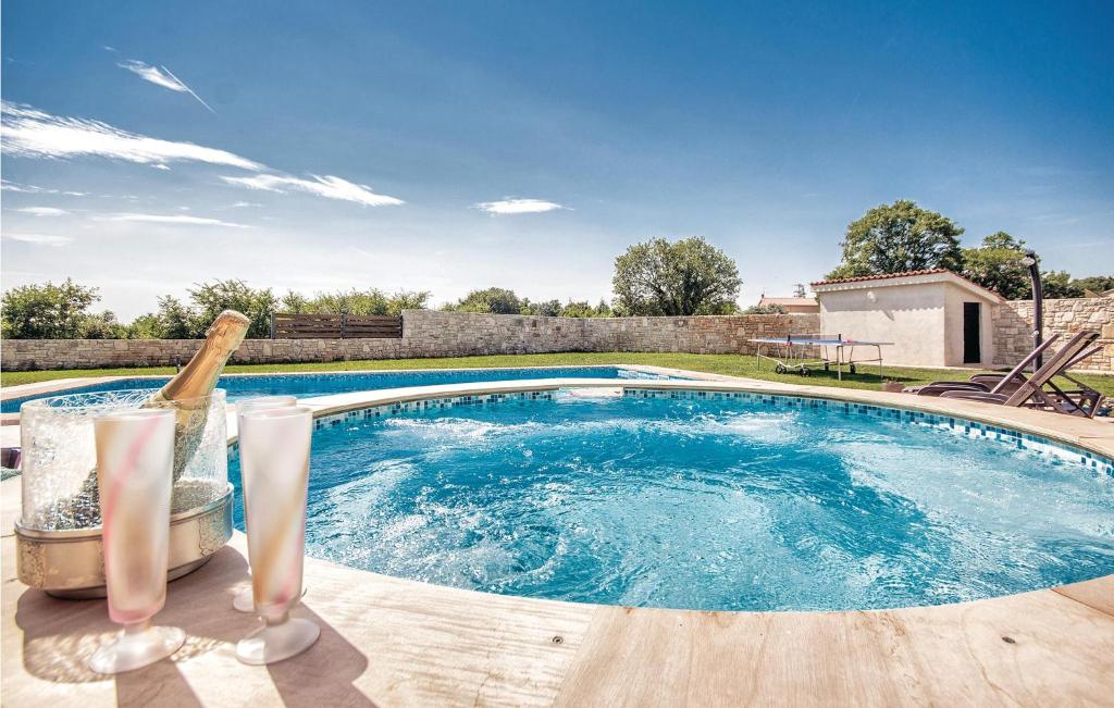 Bazén v ubytovaní Nice Home In Valtura With Jacuzzi alebo v jeho blízkosti