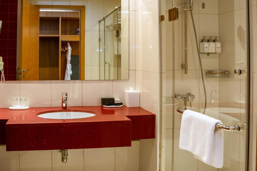 Koupelna v ubytování Golden Tulip Muscat