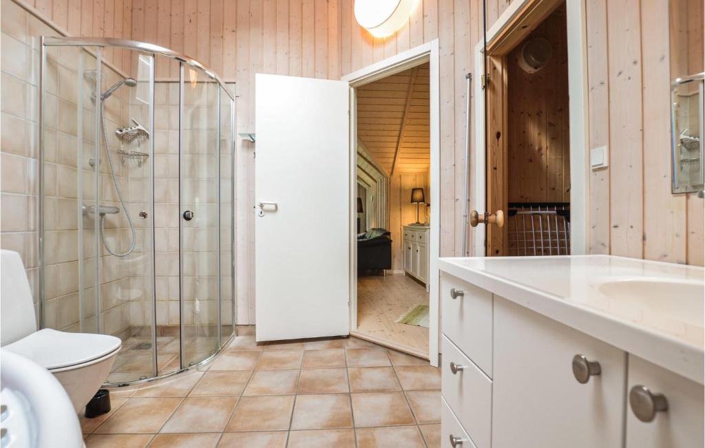 Koupelna v ubytování Four-Bedroom Holiday Home In Vig