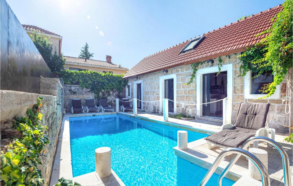 Hồ bơi trong/gần Gorgeous Home In Sinj