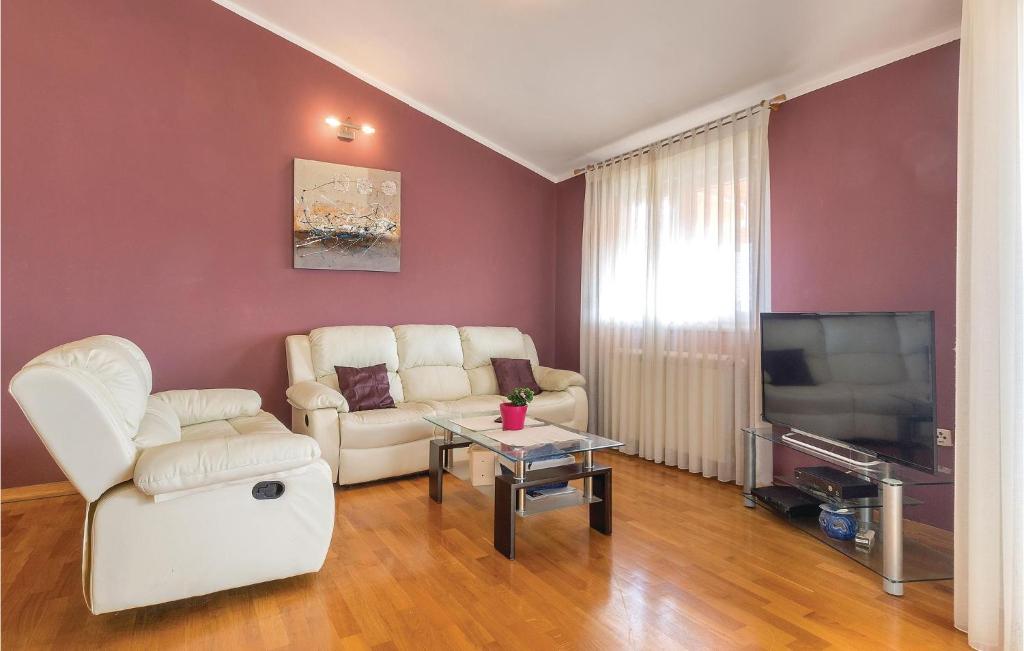 4 Bedroom Nice Apartment In Pula