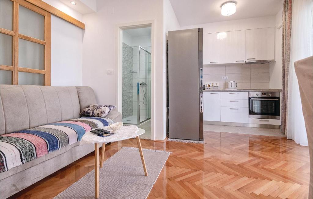 Kuchyňa alebo kuchynka v ubytovaní One-Bedroom Apartment In Blace