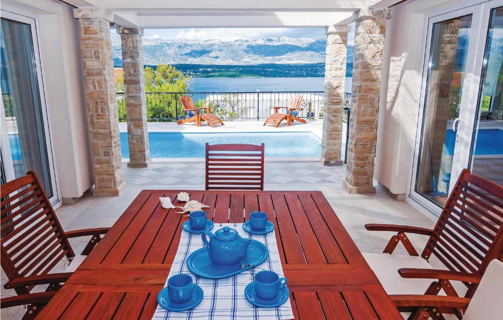 Bazén v ubytovaní Three-Bedroom Holiday Home In Novigrad alebo v jeho blízkosti