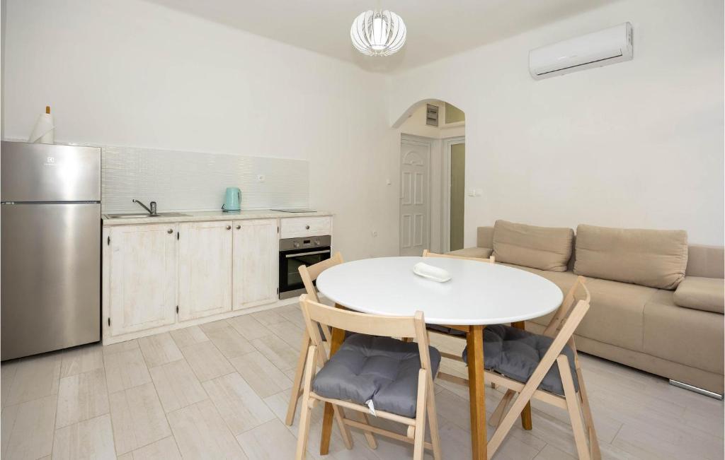 Kuchyňa alebo kuchynka v ubytovaní 1 Bedroom Nice Apartment In Trogir