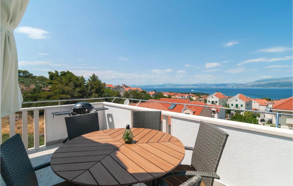 Nice Apartment In Supetar With Jacuzzi