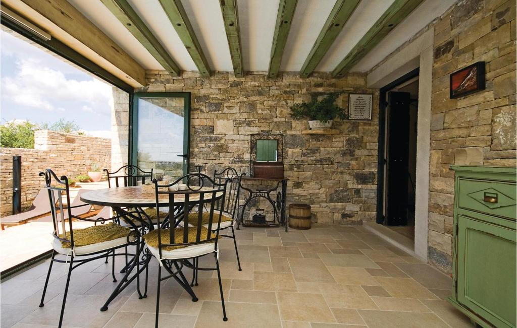 Balkon lub taras w obiekcie 3 Bedroom Beautiful Home In Lisicic