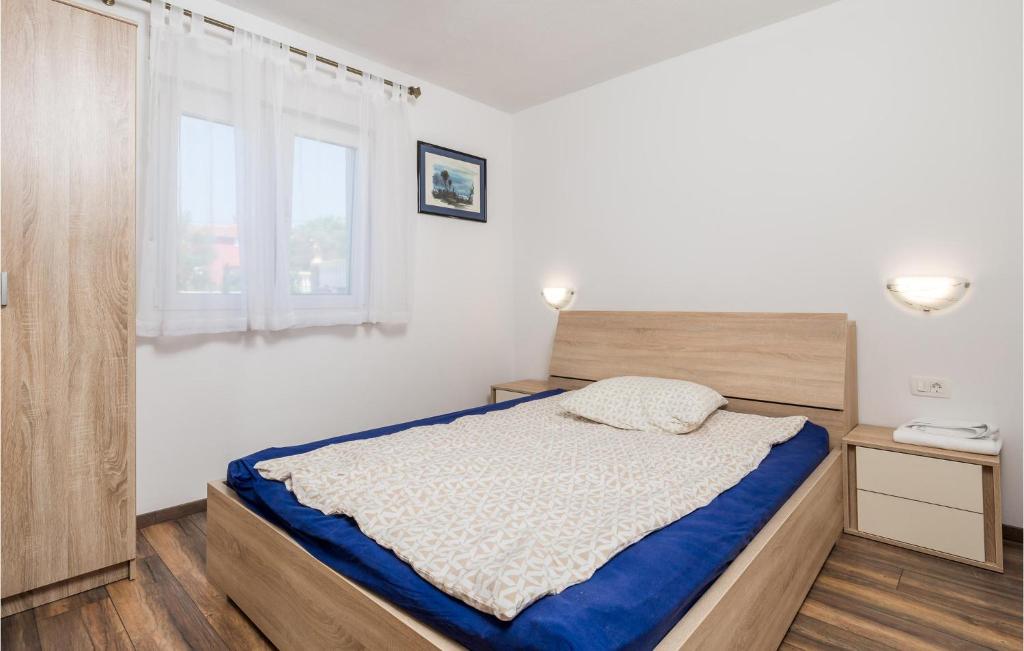 Posteľ alebo postele v izbe v ubytovaní Awesome Apartment In Banjol With Wifi