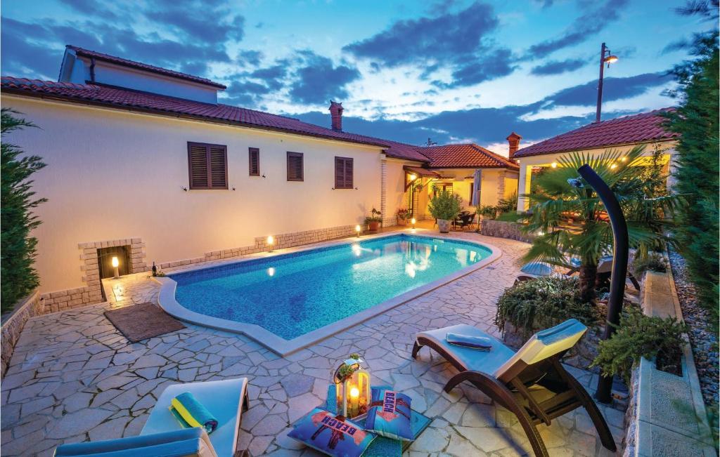 Hồ bơi trong/gần 2 Bedroom Amazing Apartment In Rijeka