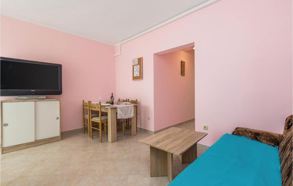 Televízia a/alebo spoločenská miestnosť v ubytovaní Gorgeous Apartment In Matulji With Wifi