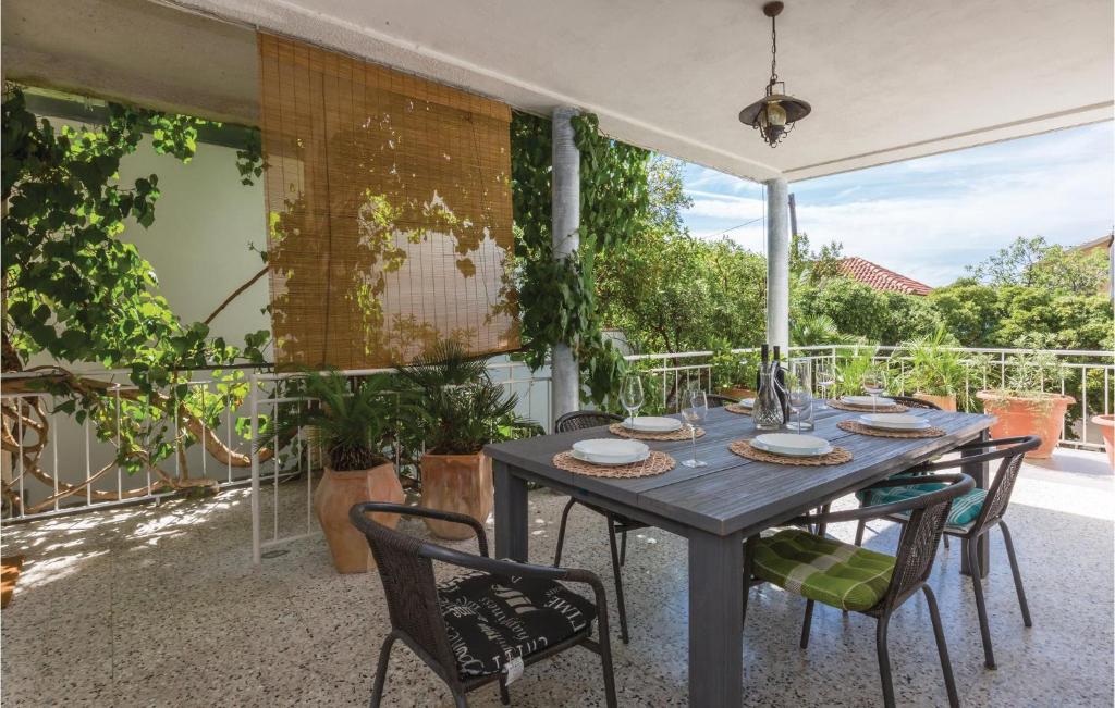 Balkón alebo terasa v ubytovaní 3 Bedroom Cozy Apartment In Makarska