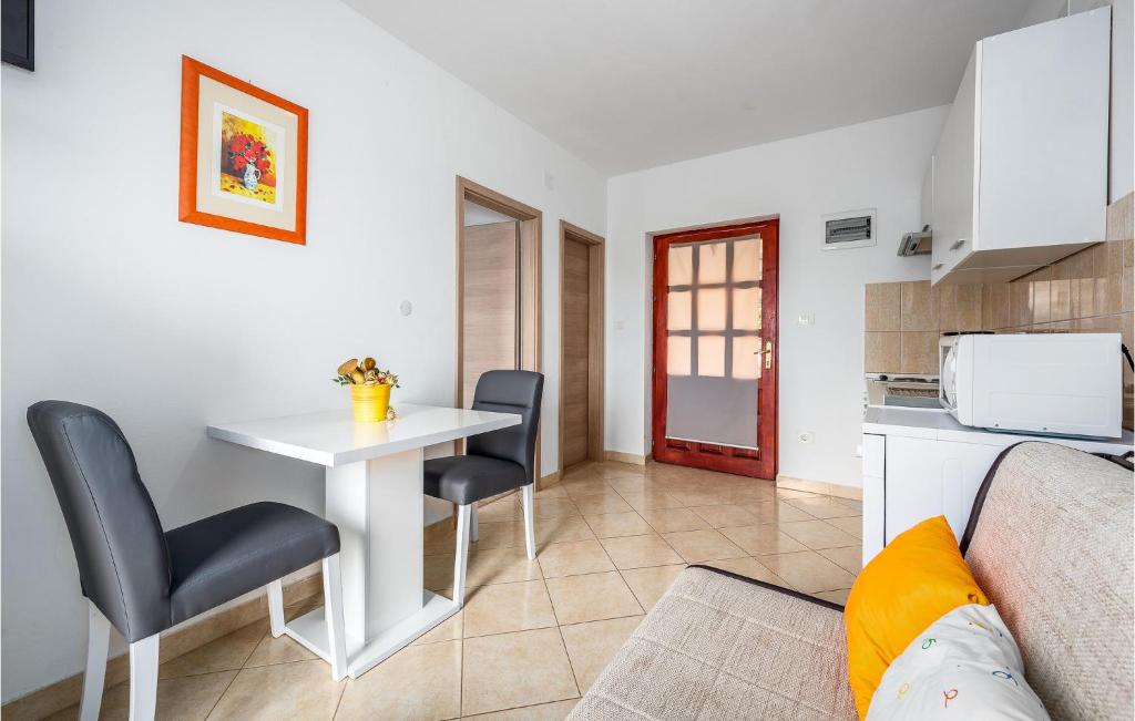 Kuchyňa alebo kuchynka v ubytovaní Cozy Apartment In Labin With Sauna