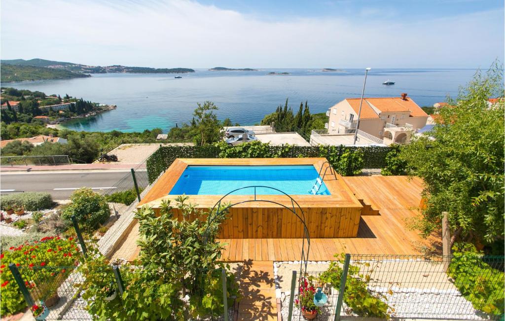 une maison avec piscine et vue sur l'eau dans l'établissement Cozy Home In Plat With Wifi, à Mlini