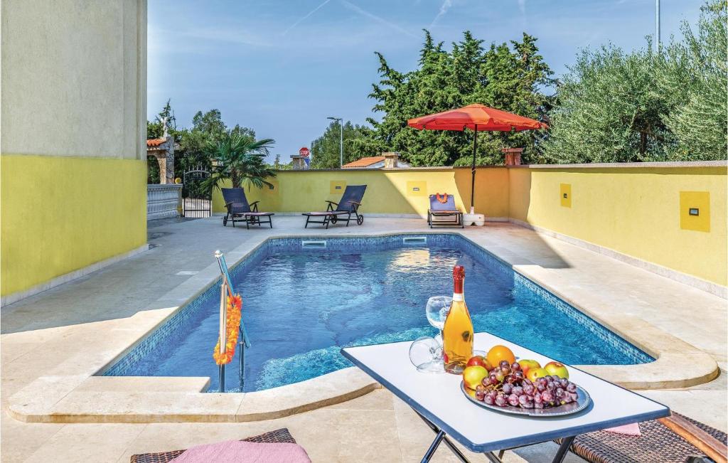 4 Bedroom Lovely Apartment In Pula