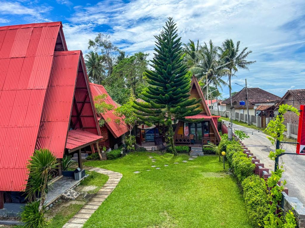 a house with a large tree in the yard at Lovina Krui Surf in Biha