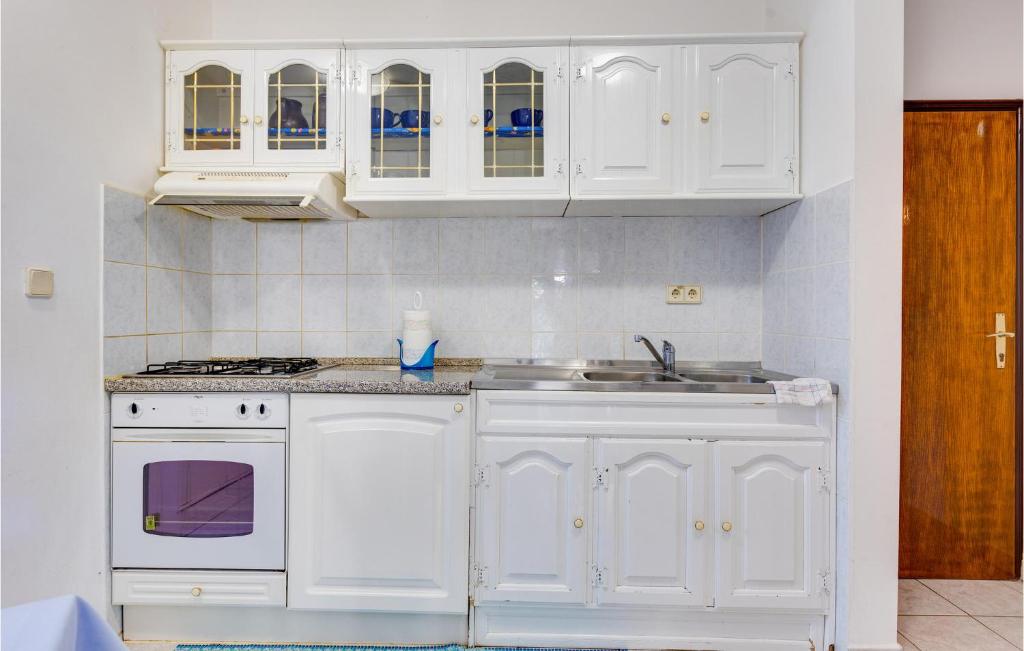 Kuchyňa alebo kuchynka v ubytovaní 2 Bedroom Lovely Apartment In Zidarici