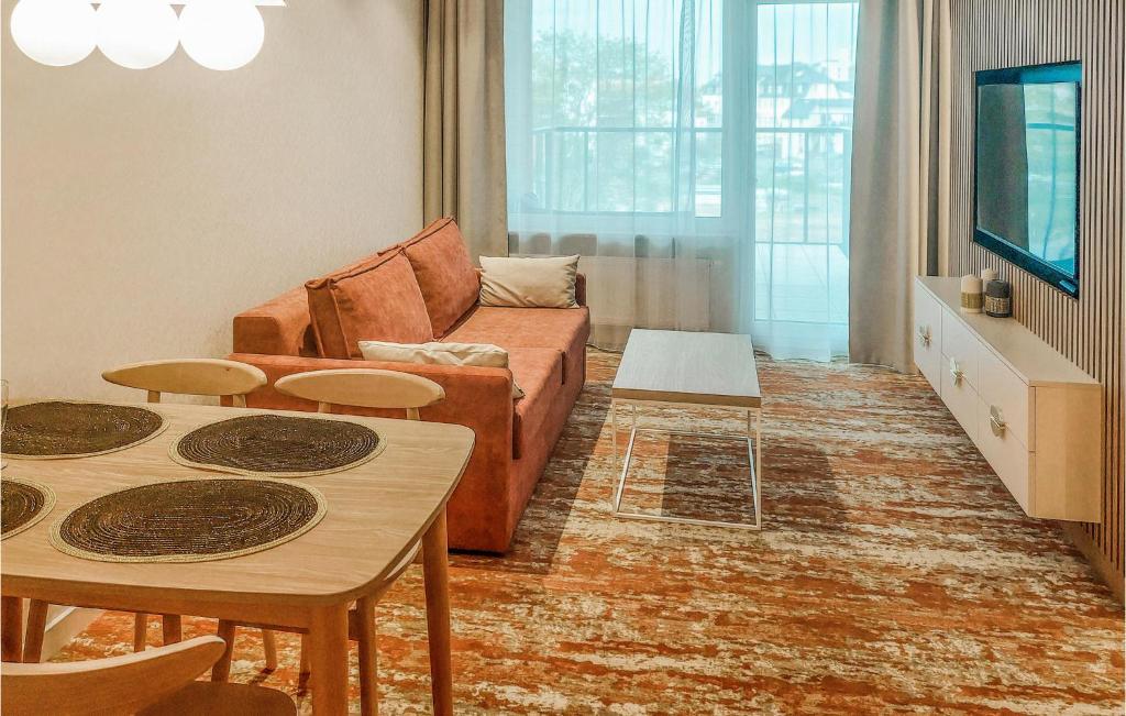 Μια τηλεόραση ή/και κέντρο ψυχαγωγίας στο Awesome Apartment In Miedzyzdroje