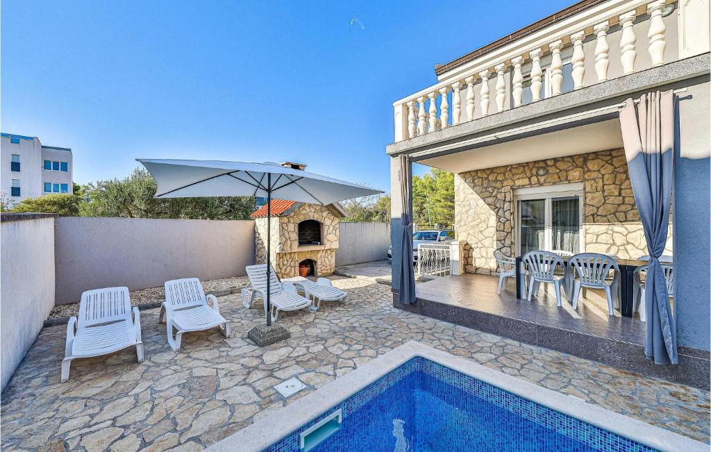 Bazén v ubytovaní Holiday Home Okrug Gornji 73 With Outdoor Swimmingpool alebo v jeho blízkosti