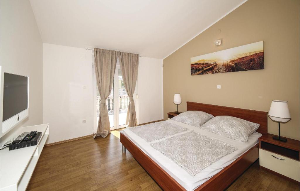 Posteľ alebo postele v izbe v ubytovaní Holiday Home Okrug Gornji 73 With Outdoor Swimmingpool