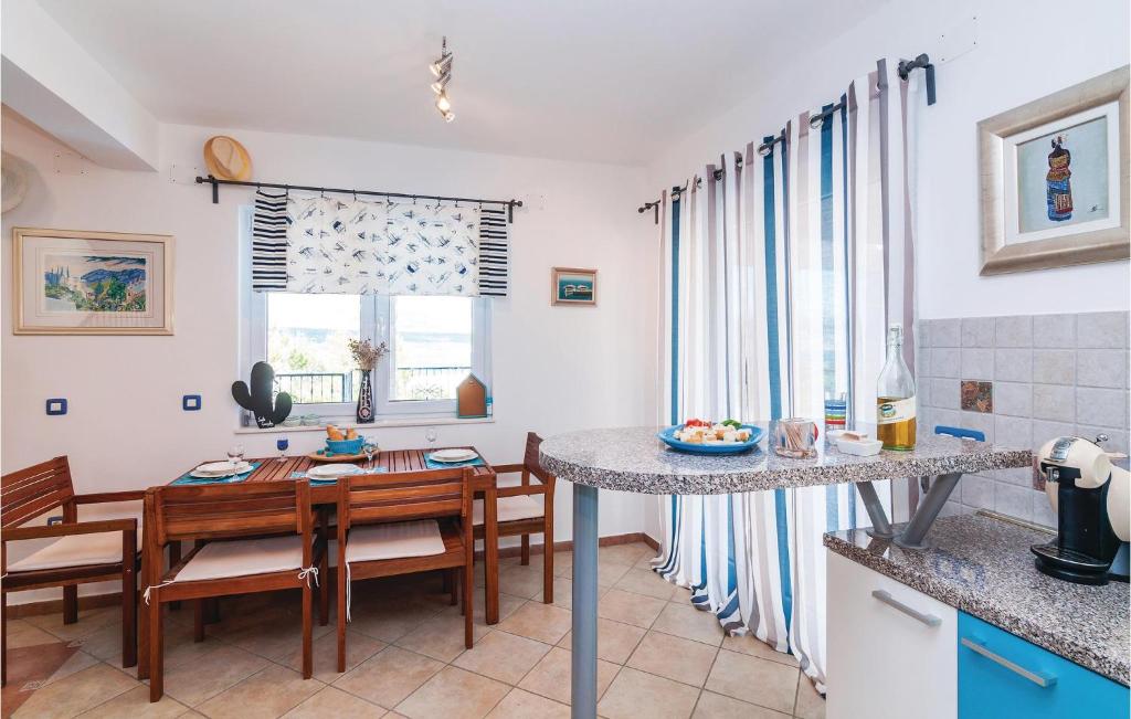 Kuchyňa alebo kuchynka v ubytovaní Three-Bedroom Holiday Home In Novigrad
