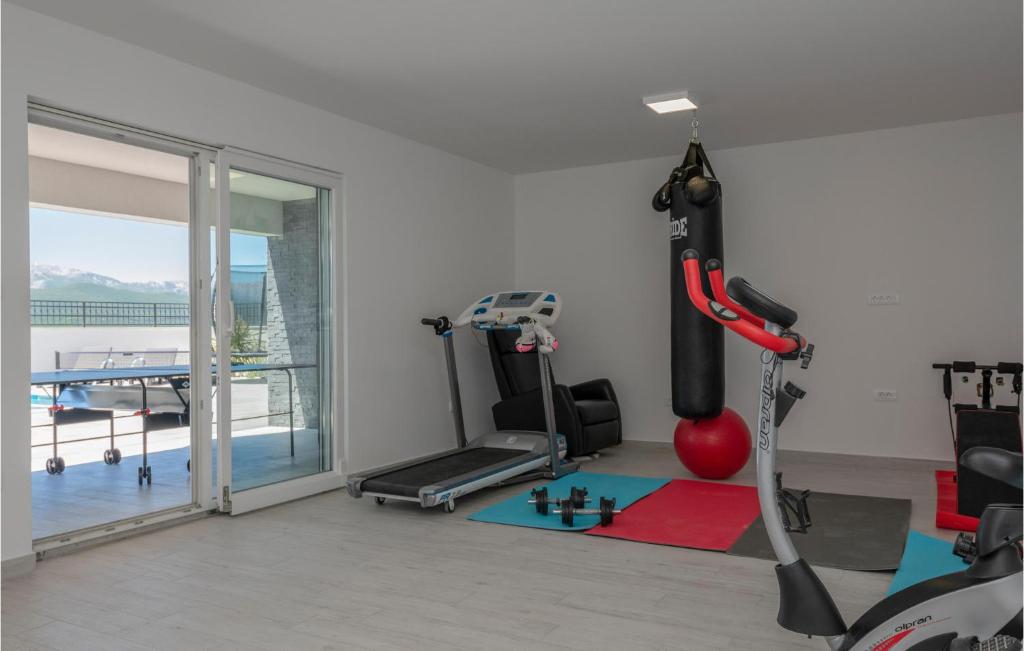 Posilňovňa alebo fitness centrum v ubytovaní 4 Bedroom Amazing Home In Imotski