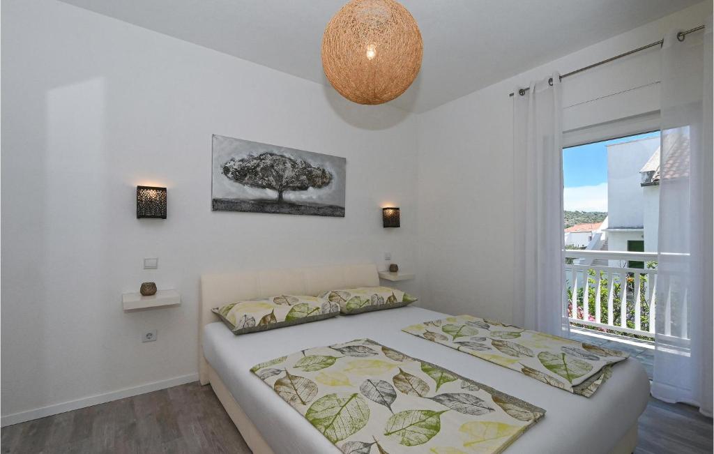 Posteľ alebo postele v izbe v ubytovaní Beautiful Apartment In Okrug Gornji