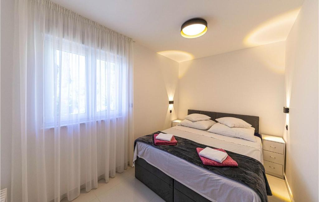 Posteľ alebo postele v izbe v ubytovaní Gorgeous Apartment In Seget Donji