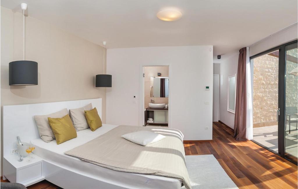 Posteľ alebo postele v izbe v ubytovaní Cozy Home In Okrug Gornji With Sauna