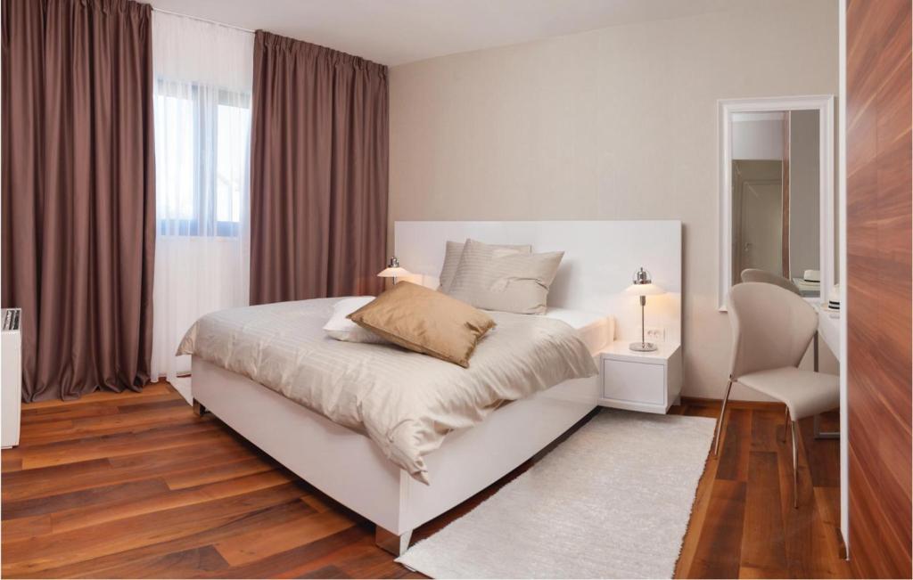 Posteľ alebo postele v izbe v ubytovaní Cozy Home In Okrug Gornji With Sauna