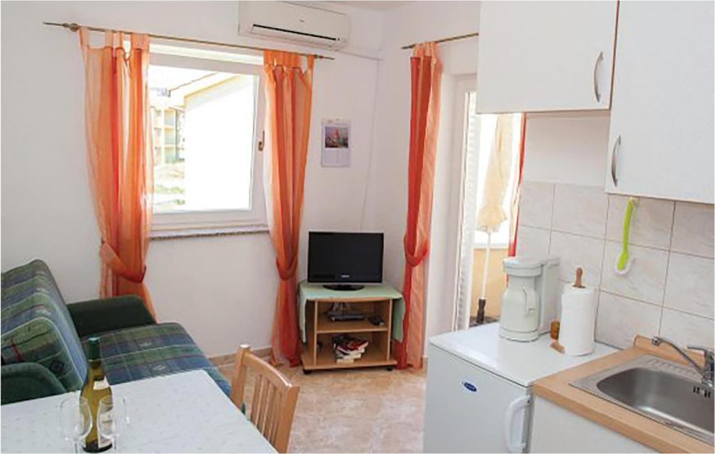 Kuchyň nebo kuchyňský kout v ubytování Beautiful Apartment In Malinska