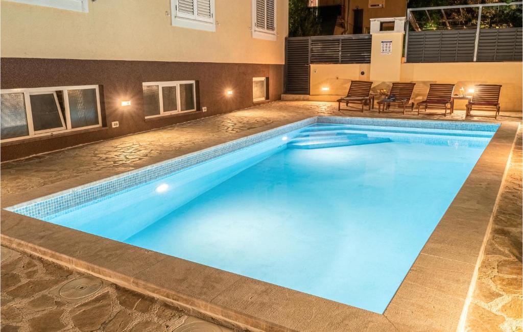 Bazén v ubytovaní 1 Bedroom Gorgeous Apartment In Zadar alebo v jeho blízkosti