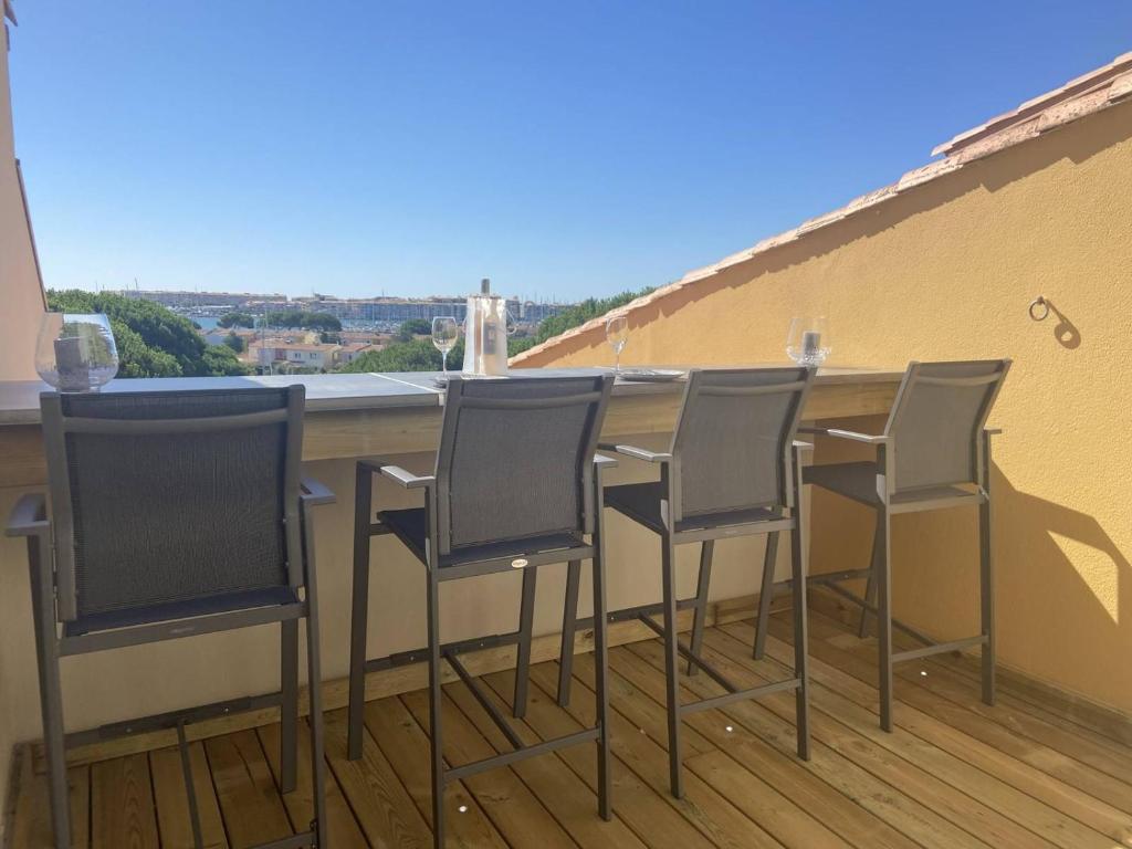une table et des chaises sur un balcon avec vue dans l'établissement Studio Mezzanine Cap d'Agde CT040-216, au Cap d'Agde