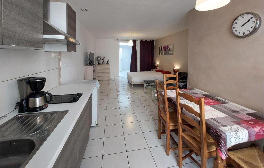 Fotografia z galérie ubytovania Stunning Apartment In Balaruc Les Bains v destinácii Balaruc-les-Bains