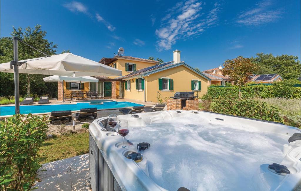 wanna z hydromasażem na podwórku domu w obiekcie Nice Home In Rezanci With Wifi w mieście Režanci