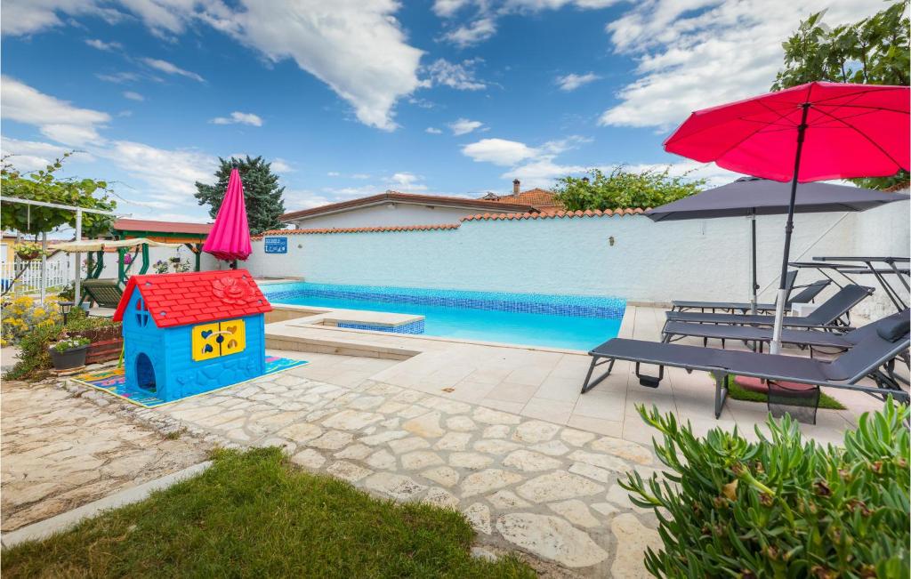 Bazén v ubytovaní Cozy Apartment In Valbandon With Wifi alebo v jeho blízkosti