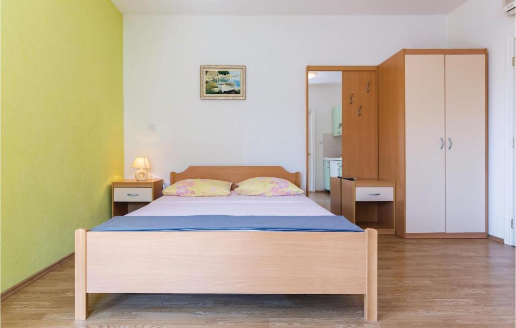 Postel nebo postele na pokoji v ubytování Apartment Makarska With Sea View 294