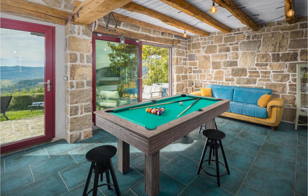 Zdjęcie z galerii obiektu Stunning Home In Golubici With Jacuzzi w mieście Bencani