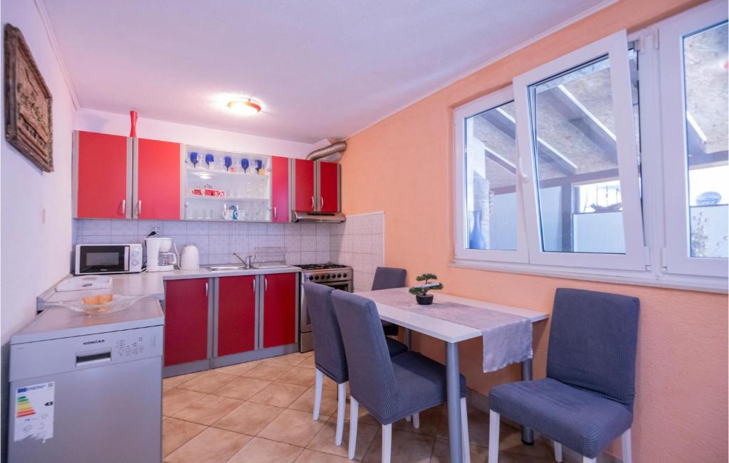 Kuchyňa alebo kuchynka v ubytovaní One-Bedroom Holiday Home With Sea View In Makarska