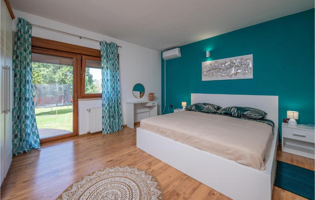 A bed or beds in a room at 3 Bedroom Awesome Home In Liznjan